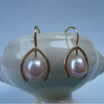 Oorhaak roze zoetwaterdruppelparel karaats geelgoud